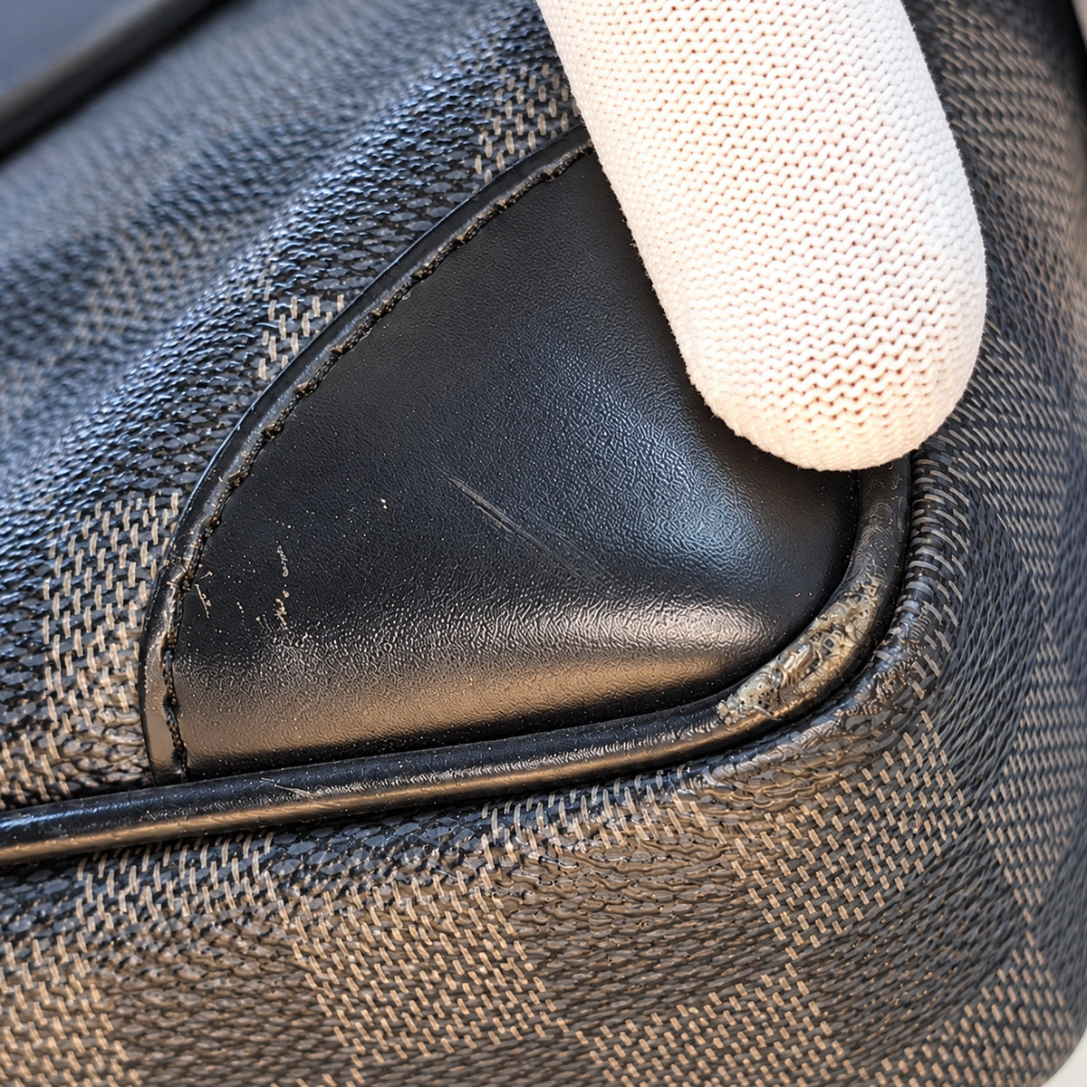 Потёртый уголок и кант портфеля Louis Vuitton до реставрации